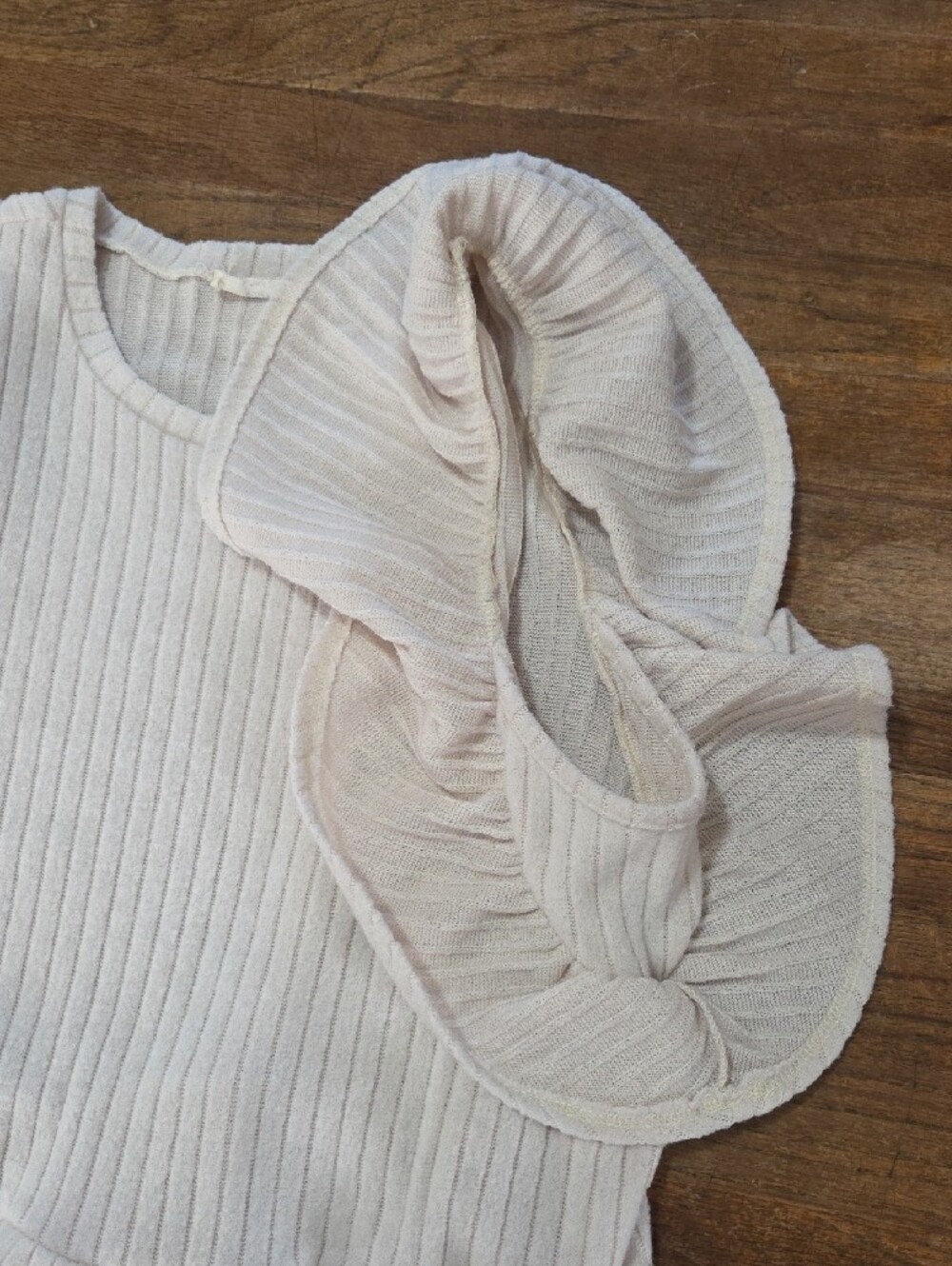 entro Ruffle Sleeve Ribbed Tee - Picture 5 of 7